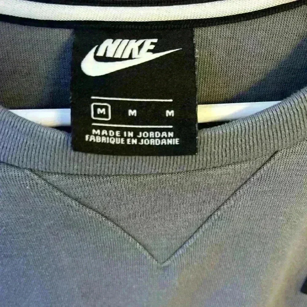 Men's Nike crewneck grey pullover with front pocket size medium